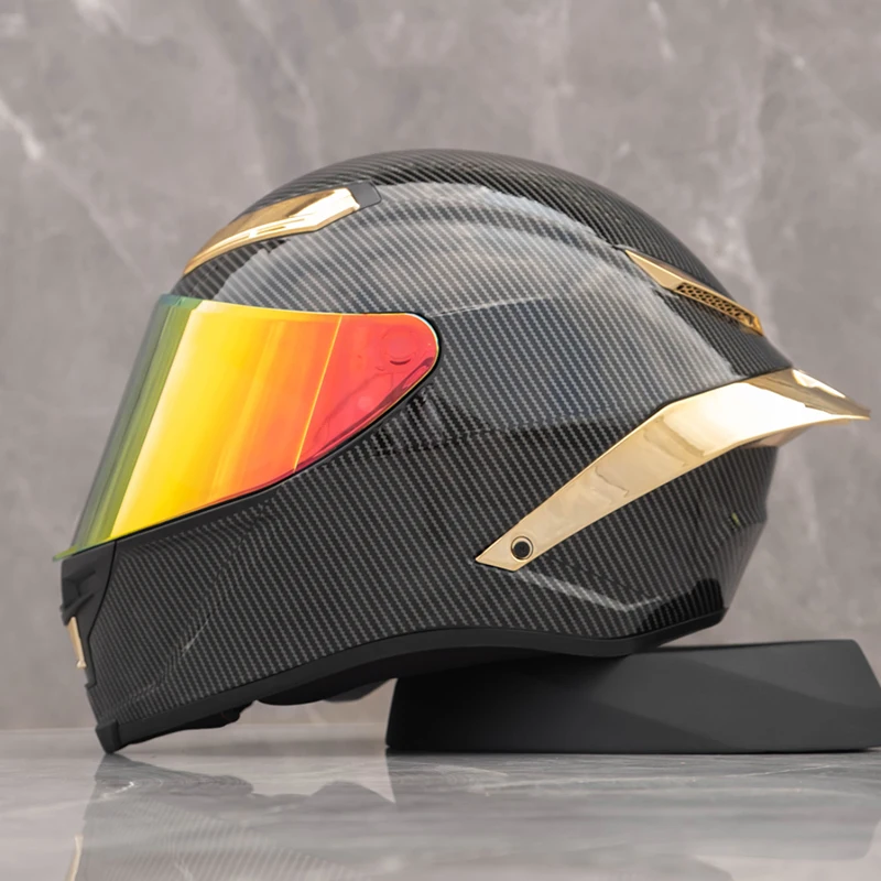 thumbnail image 1 of Casco de motocicleta con patrón de fibra de carbono, personalidad, para hombres y mujeres, cobertura total, carreras de motocicletas, ala trasera grande, capacidad 3C, 1 of 4