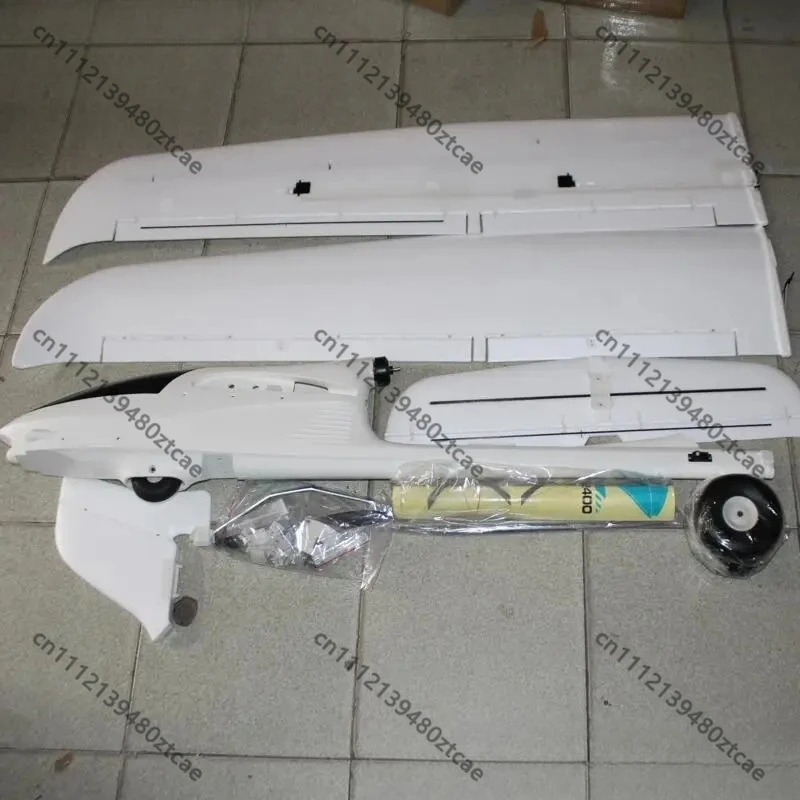 Vue arrière du planeur RC Ranger 2400 V757-9 mettant en évidence l'empennage et la dérive.