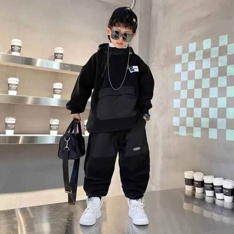 

2023 Children's Hooded Plush Two Piece Set for Boys' Street Fashion Boys' Set for Autumn and Winter New Children's Clothing