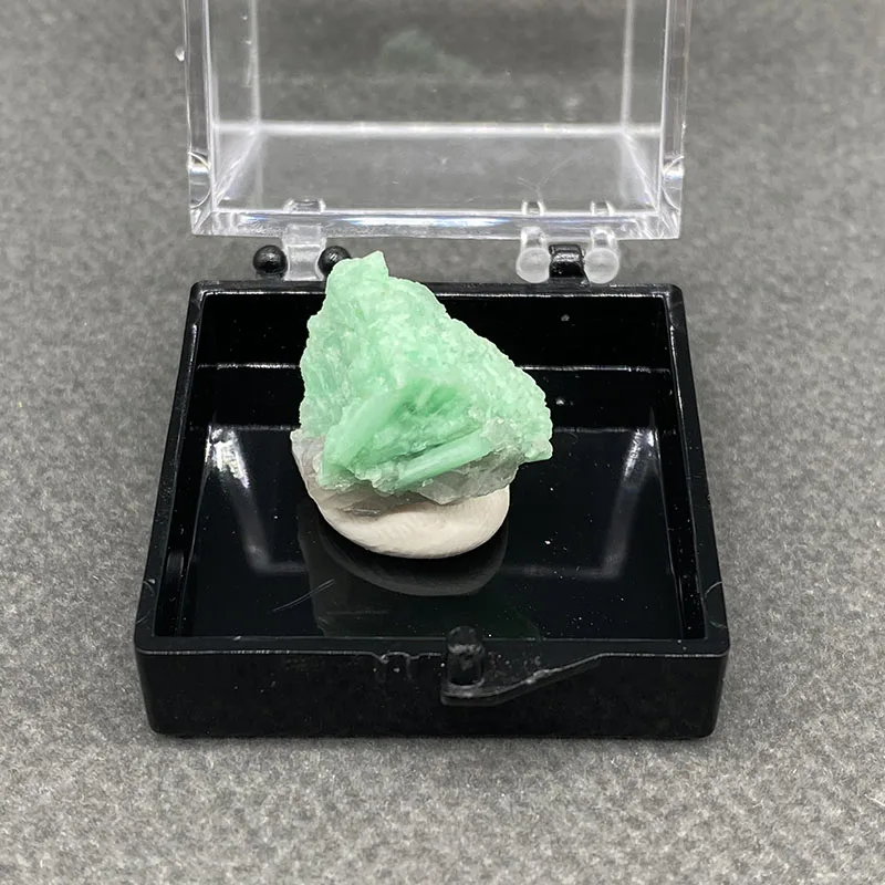 100%  Natural Emerald Mineral Specimens Stones and Crystals Healing Crystal   +Box size:35*35*35 mm