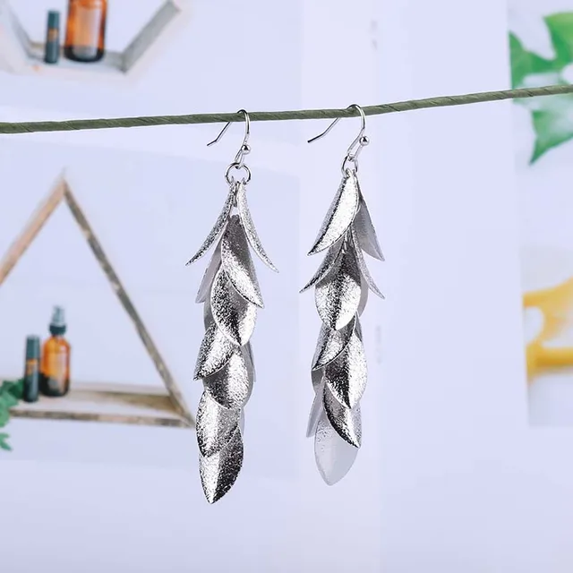 반짝이는 금속 잎으로 제작된 트렌디하고 고전적인 클립 귀걸이