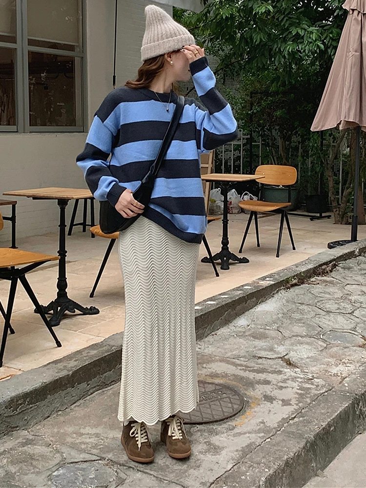 

Женское трикотажное платье в полоску, с завышенной талией