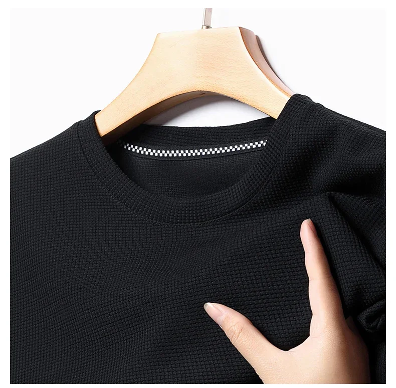 Port polyvalent du t-shirt gaufré PlatiNum pour homme