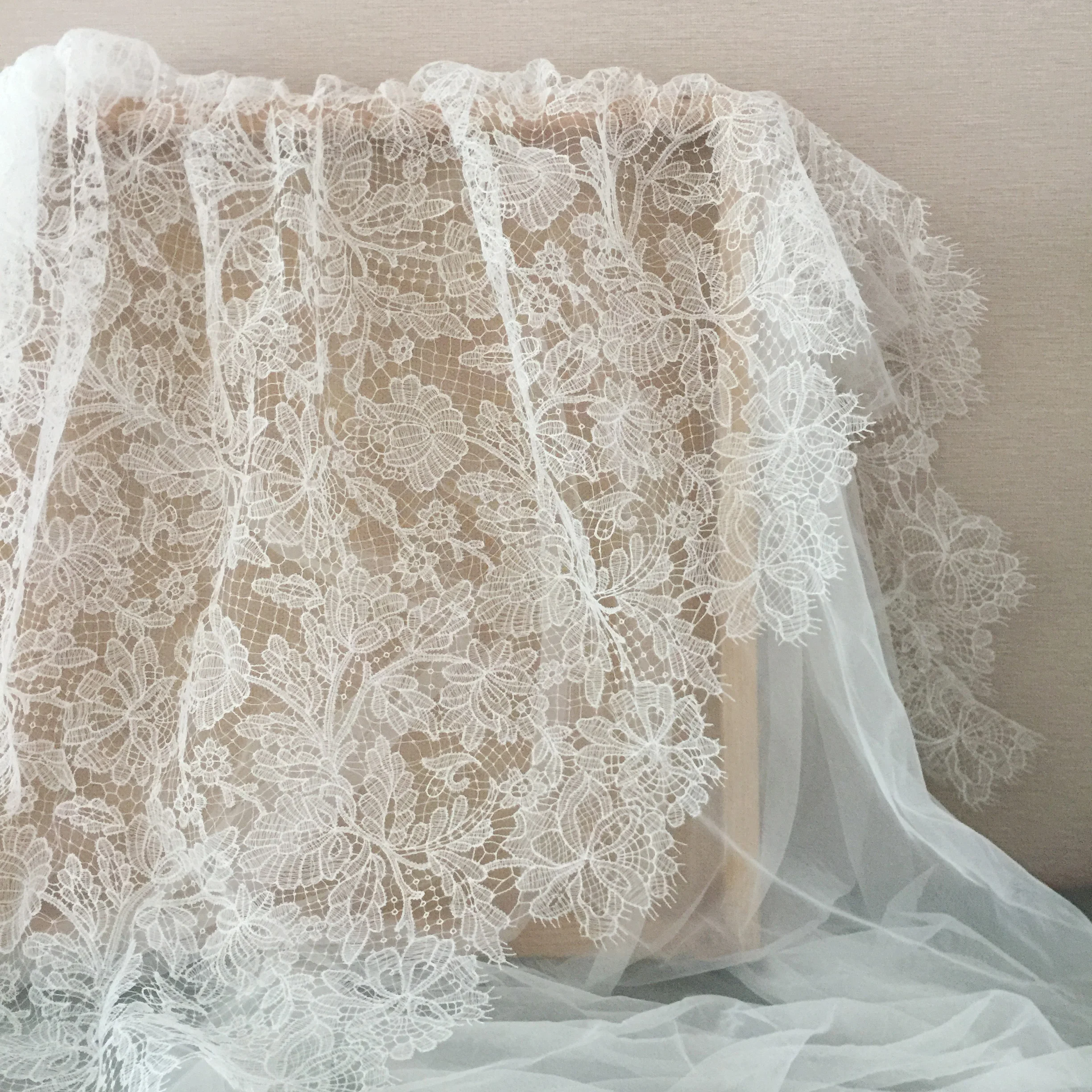 1 Yard Elfenbein Exquisite Alençon-Spitze Stoff mit Häkeln Muster Floral Emrboidery Stoff für Hochzeit Kleid, Spitze Caps – Detail 9