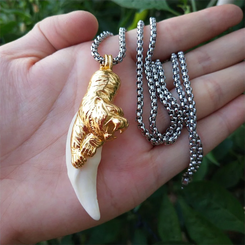 Mai Chuang Hand Carved Antique Tibetan Silver Inlaid Boar Tooth Wolf Dog Tooth Necklace Pendant Fashion