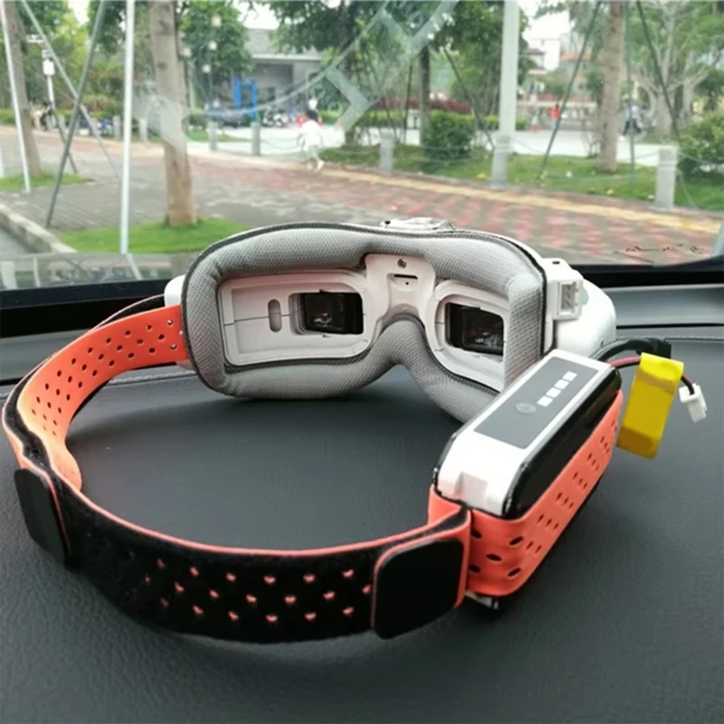 Coussin de masque FPV confortable installé sur des lunettes Fatshark, prêt à améliorer l'expérience de vol.