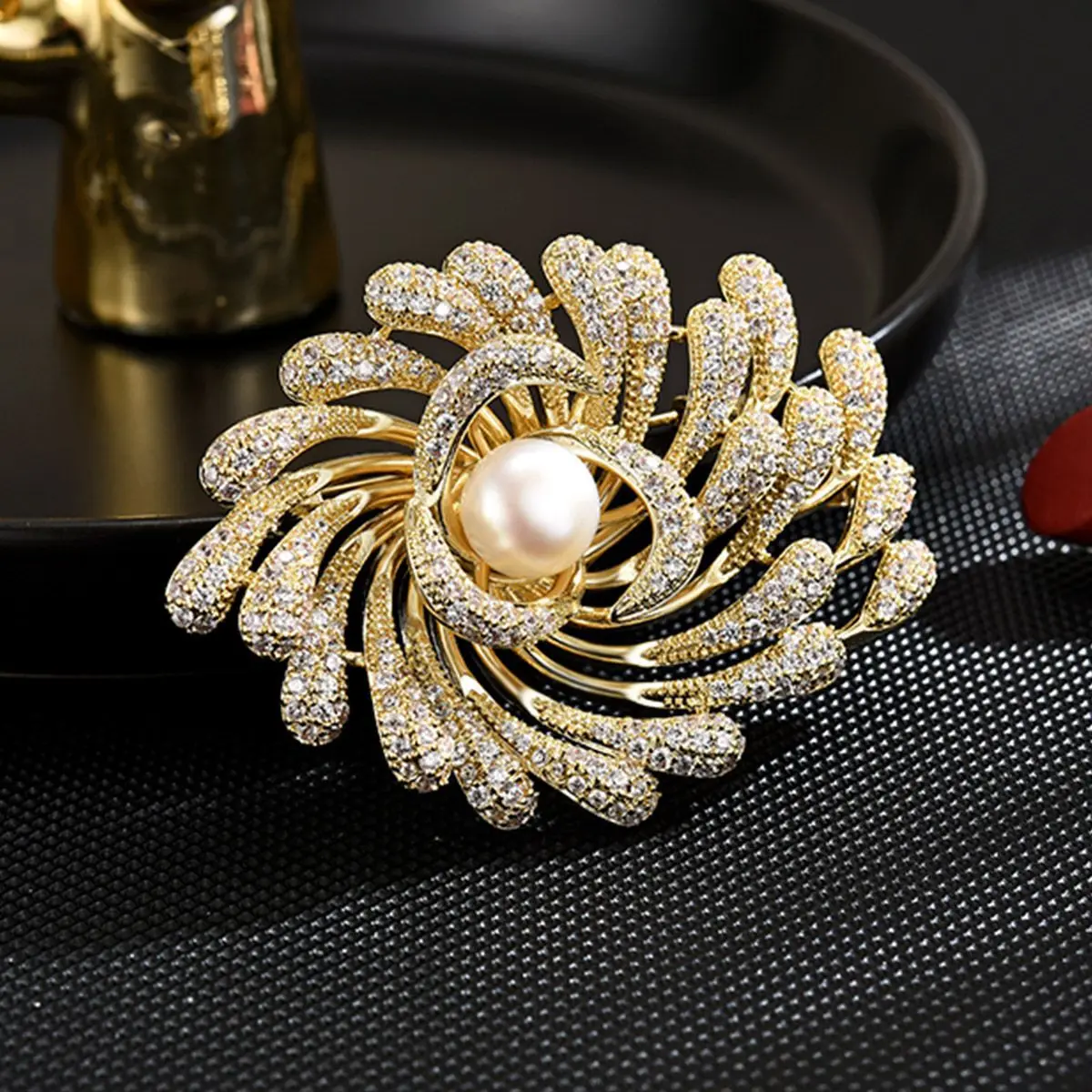 

Retro Luxury Micro-inlaid Zircon Atmospheric Fireworks Brooch High-end Temperament Pearl Corsage Button Pin Elegant Accessories