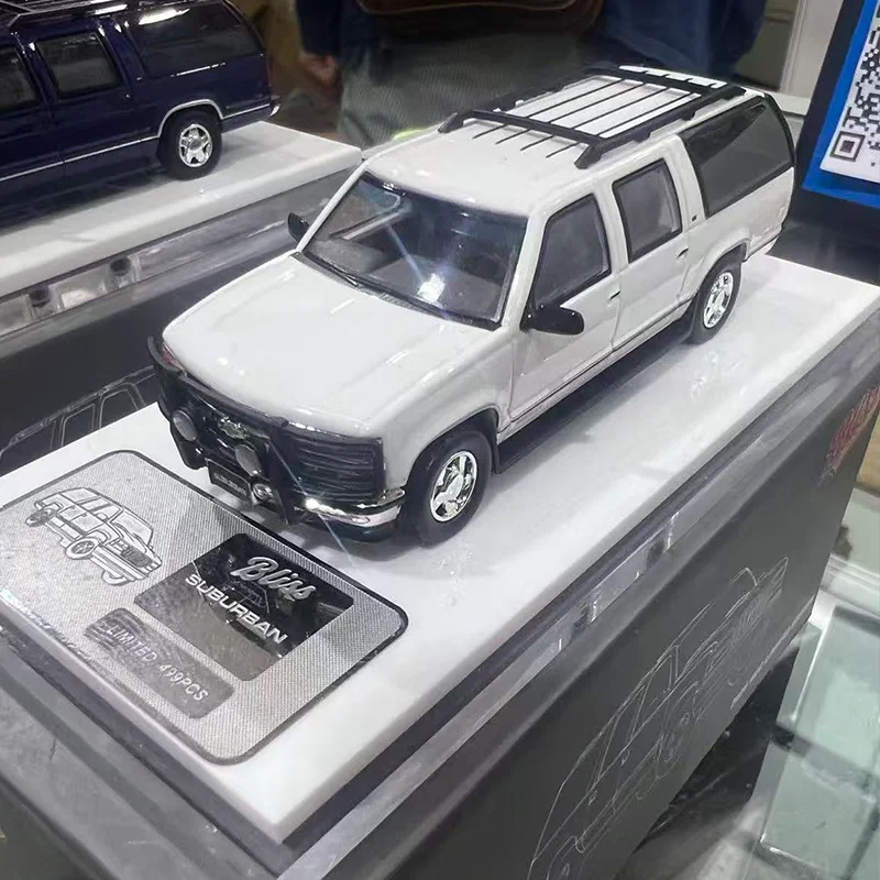 새로운 1:64 블리스 GMC-서버번 GMT400-쉐보레 2026 HEC 전시 시뮬레이션 합금 미니어처 다이캐스팅 자동차 모델 커스텀 장난감 선물