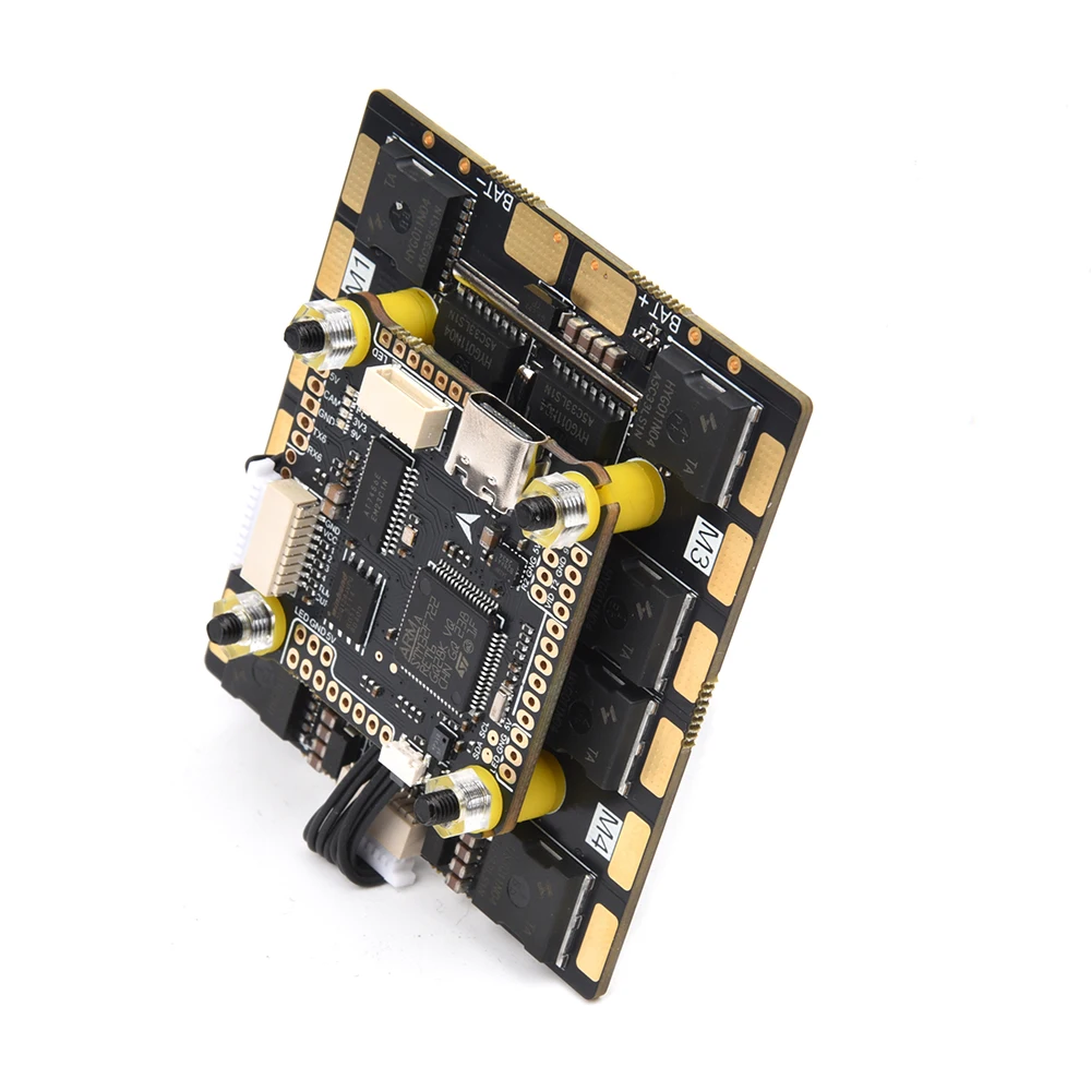 Contrôleur de vol F722 et ESC 100A pour drone FPV course, fixé sur un châssis de drone avec vis.