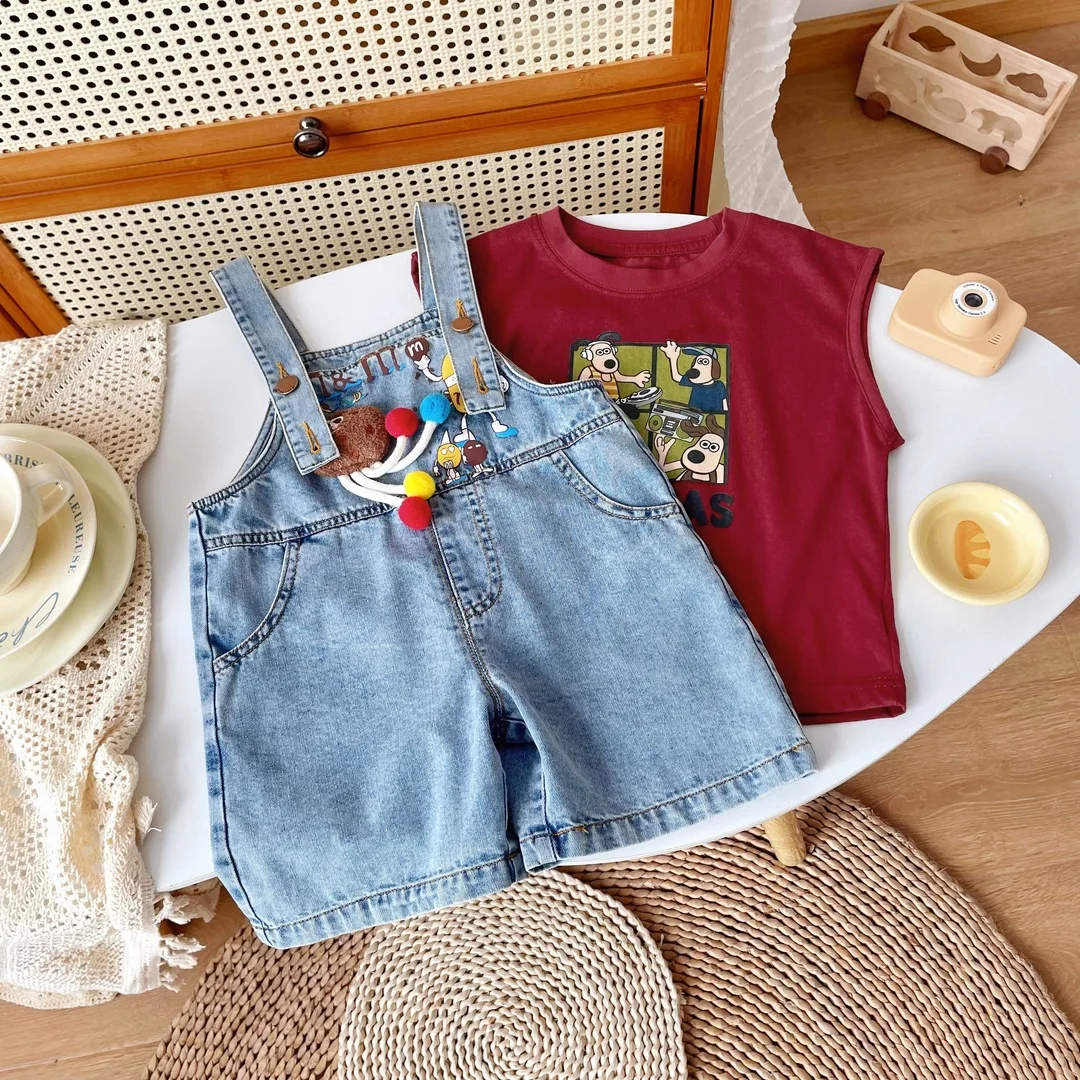 

Летний костюм для маленьких мальчиков из 2 предметов, топы с круглым вырезом и рисунком в виде героев мультфильмов, джинсовые шорты на бретелях с 3d-изображением кукол, одежда для мальчиков