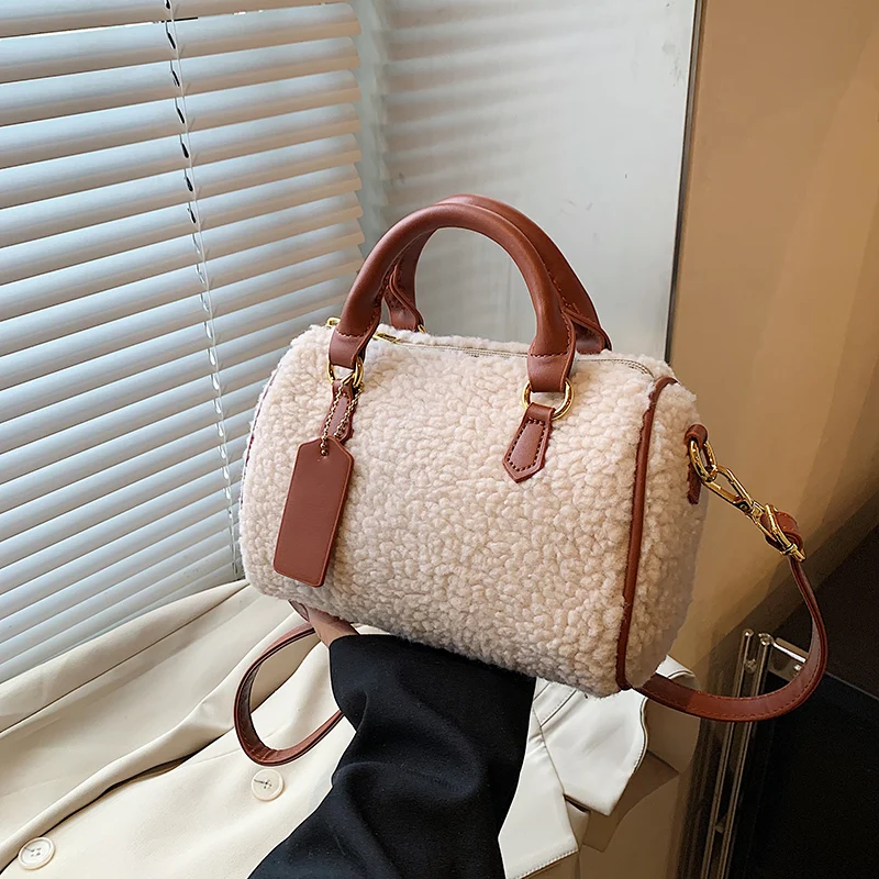 Beige Kunstfell-Handtasche 2024, Winter-Damentasche, warm, flauschig, Lammwolle, Umhängetasche, Dame, vielseitig, kleine Umhängetasche, Kaffee – Detail 2