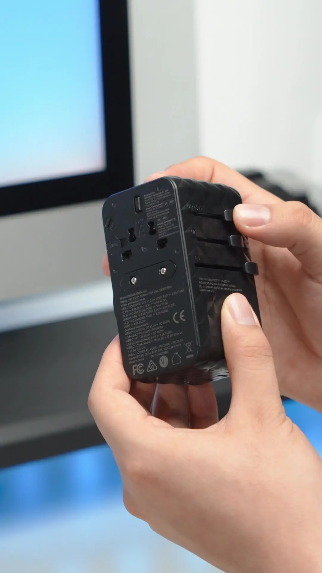 Adattatore da viaggio universale GaN da 100 W, caricabatterie internazionale a 5 porte (3 USB-C), spine EU/UK/US/AU | Leroy Merlin Adattatore da viaggio universale GaN da 100 W, caricabatterie internazionale a 5 porte (3 USB-C), spine EU/UK/US/AU | Leroy Merlin