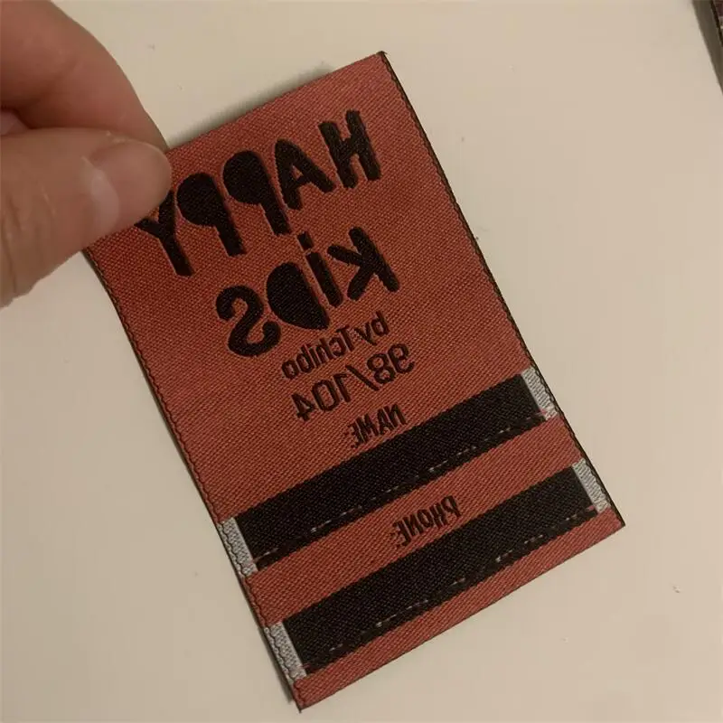 

Изготовленные на заказ 75D тканые этикетки высокой плотности 4,5*5 см одежда