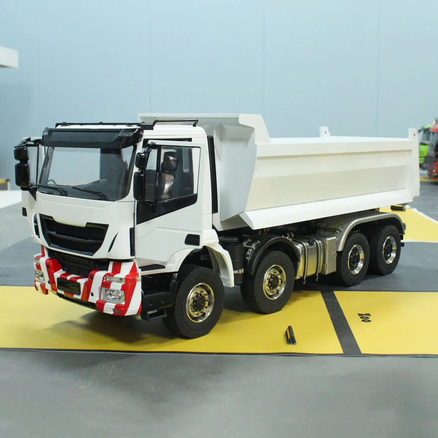 Metal 1/14 8x8 RC Hydraulic Dumper Truck Radio Control Full Tipper Sound Light 3-speed Transmission Differential Lock Axles Toy 2