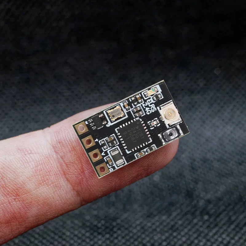 Installation du module ELRS 2.4G TX RX sur un drone FPV, avec câbles de connexion visibles.