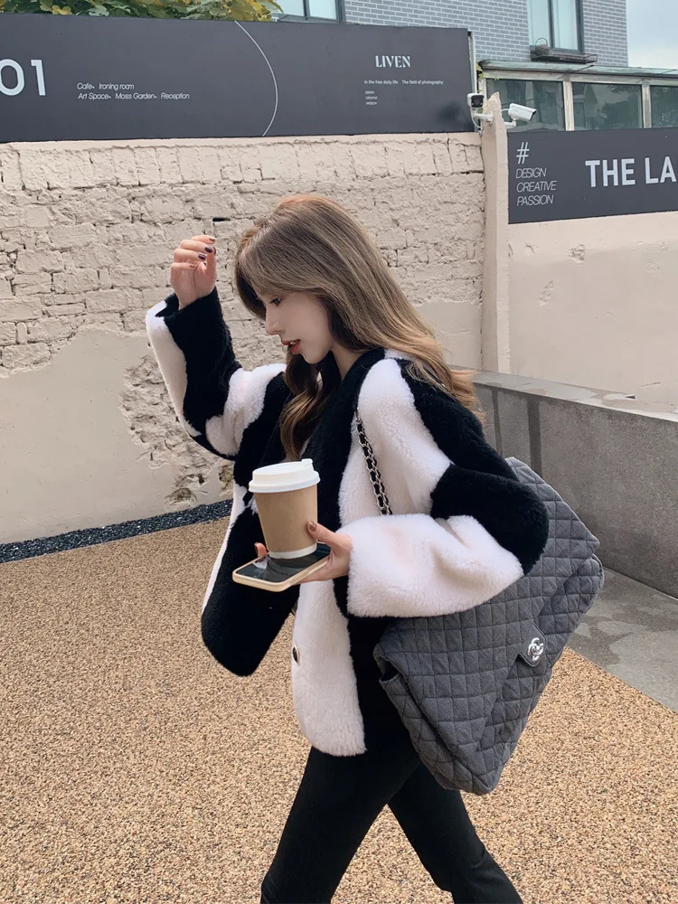 Autumn and Winter New Checkered Wool Wool Fleece Coat with Lambswool Shearling Fur.