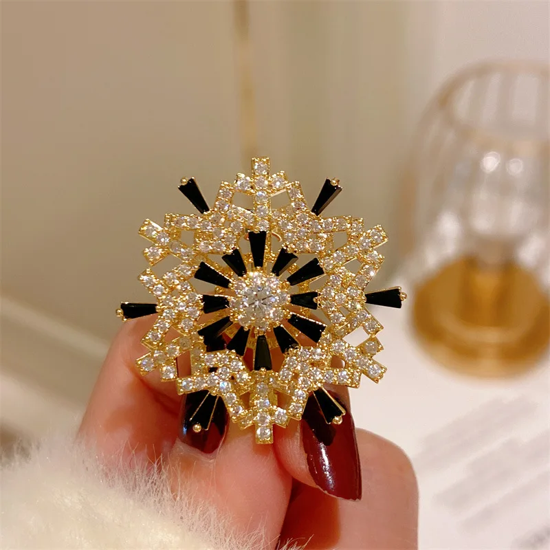

Cubic Zirconia Snowflake Brooches for Women Lapel Pins for Men Suit Shiny Crystal Rotatable Brooch Party Jewelry Gift
