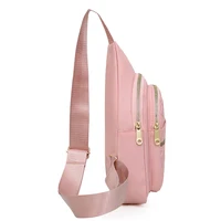 Sac à dos de style neutre pour homme et femme, avec tissu incliné multicolore et matière nylon. Convient aux voyages. 4