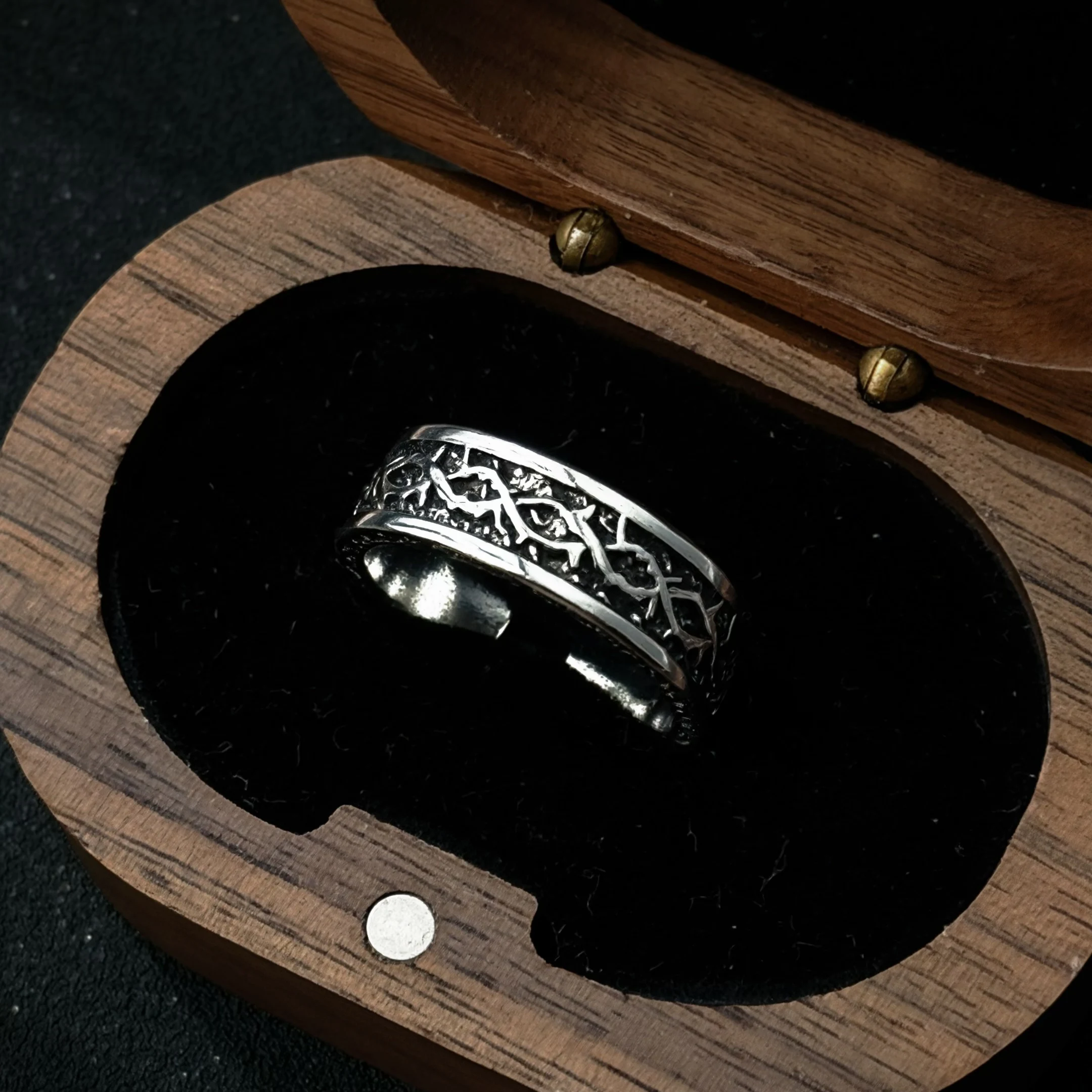 Retro „Thorn Path“ verstellbarer offener Ring für Männer, versilbertes Kupfer, Punk, Gothic, edgy, Schmuck, Unisex, trendige Accessoires, Geschenk – Detail 9