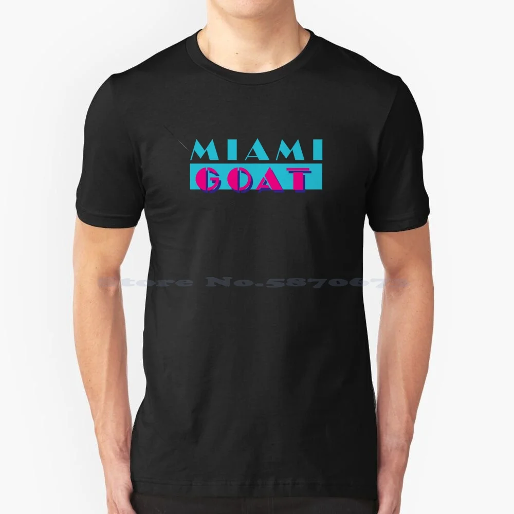 Miami Goat ( Miami Vice Style Retro Logo ) Dark (La Capra È A Miami!) Maglietta 100% Cotone Tee Retro Vintage Logo Inter The