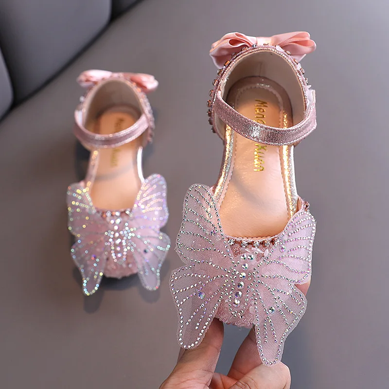 

2023 Summer New Girls Shoes Closed Toe Sandals Rhinestone Butterfly Princess Shoes Baby Dance Wedding Shoes Casual Flat Sandals