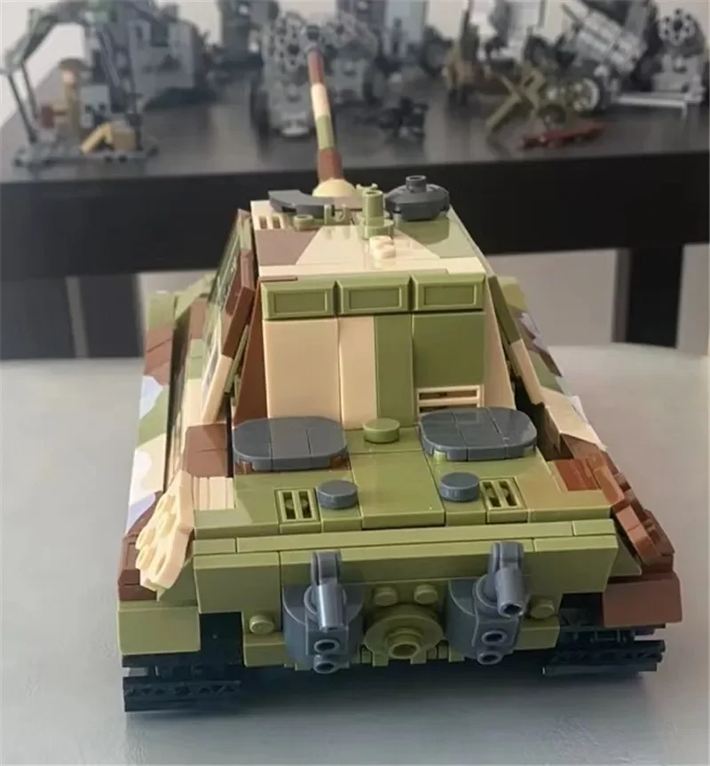 Sluban 930-Piece Military Tank Building Set - Educational Toy