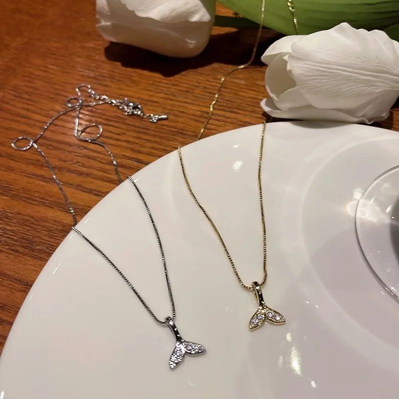 

Human Fishtail Pendant Necklace for Women Light Luxury Niche Design Sense Clavicle Chain Wholesale Girl Wedding Birthday Party