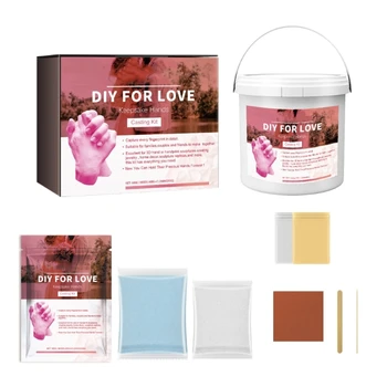 알긴산염, 주조 분말 및 스틱 페인트가 포함된 손 주조 용품을 들고 있는 성인 아기