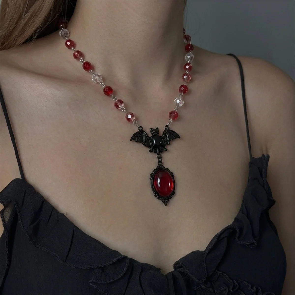 Kreative Gothic-Halskette mit rot-weißem Kristallperlen-Fledermaus-Anhänger für Damen und Herren, Halloween-Punk-Flugfledermaus-Choker, Cosplay-Party-Schmuck