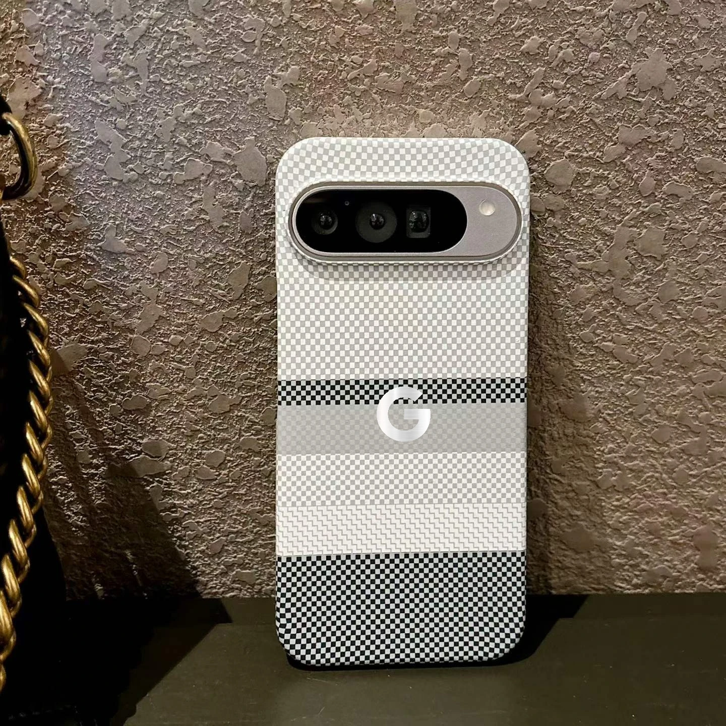 Luxury Slim Carbon Fibre Texture Magnetic Charging Phone Case