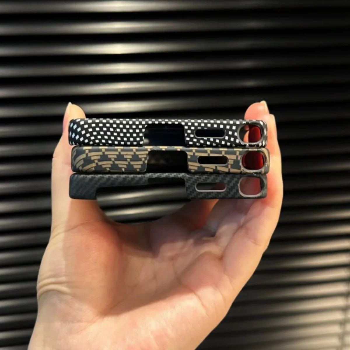 Slim Carbon Fiber Wireless Charging Case - Kevlar Texture Frameless Design