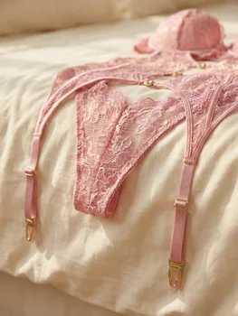 Lingerie sexy in pizzo trasparente, set reggiseno e giarrettiera, pigiama esotico con slip.