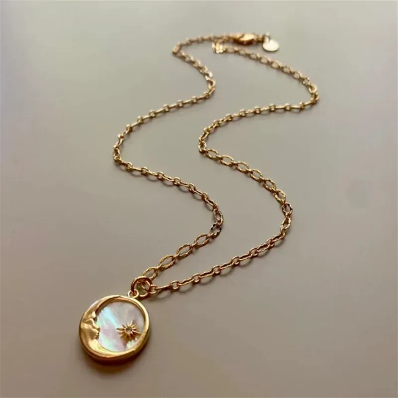 

2022 New Fashion Women Vintage The Sun Moon Totem Coin Pendant Necklace Women Retro Natural Fritillaria Coin Pendant Necklace