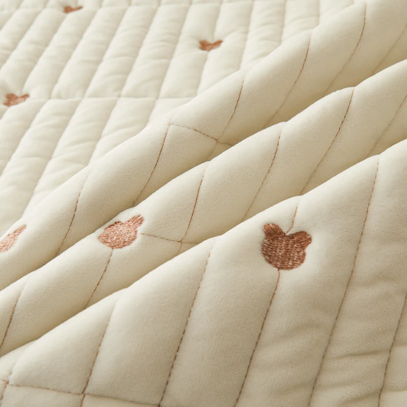 1pc Solid Color Milk Velvet Mattress Pads Winter Warm Four Corners With Elastic Band 매트리스커버 Soft Bear Embroidery 200X200CM 야전침대