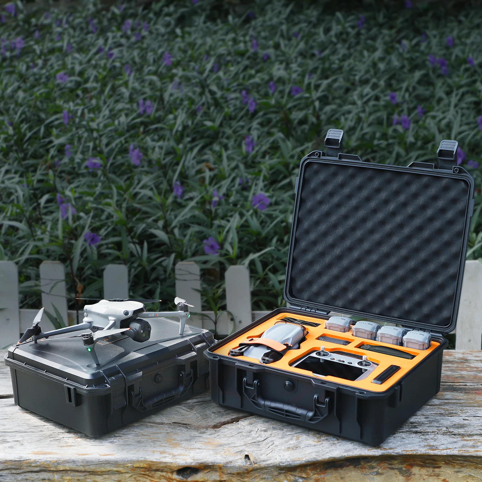 Intérieur de l'étui avec mousse découpée sur mesure pour le drone, télécommande et accessoires du Fly More Combo.