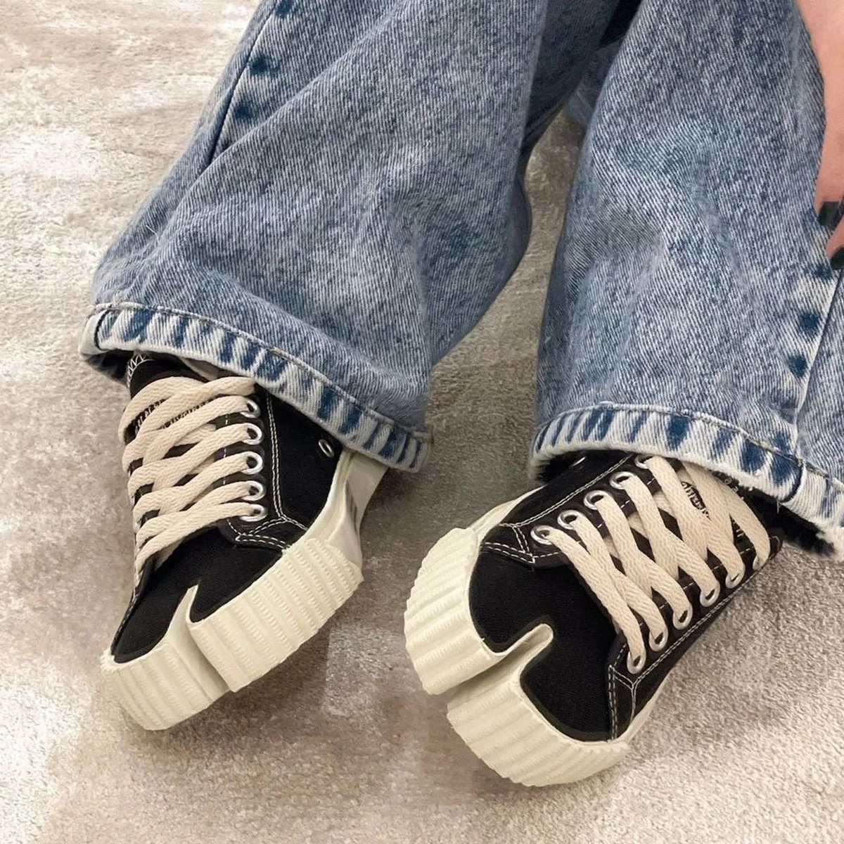 Canvas Tabi Sneakers Women’s Split Toe Flats Women Lace Up Low Top Tabi Shoes Pig Hoof Shoes Woman Loafers zapatos de mujer 3