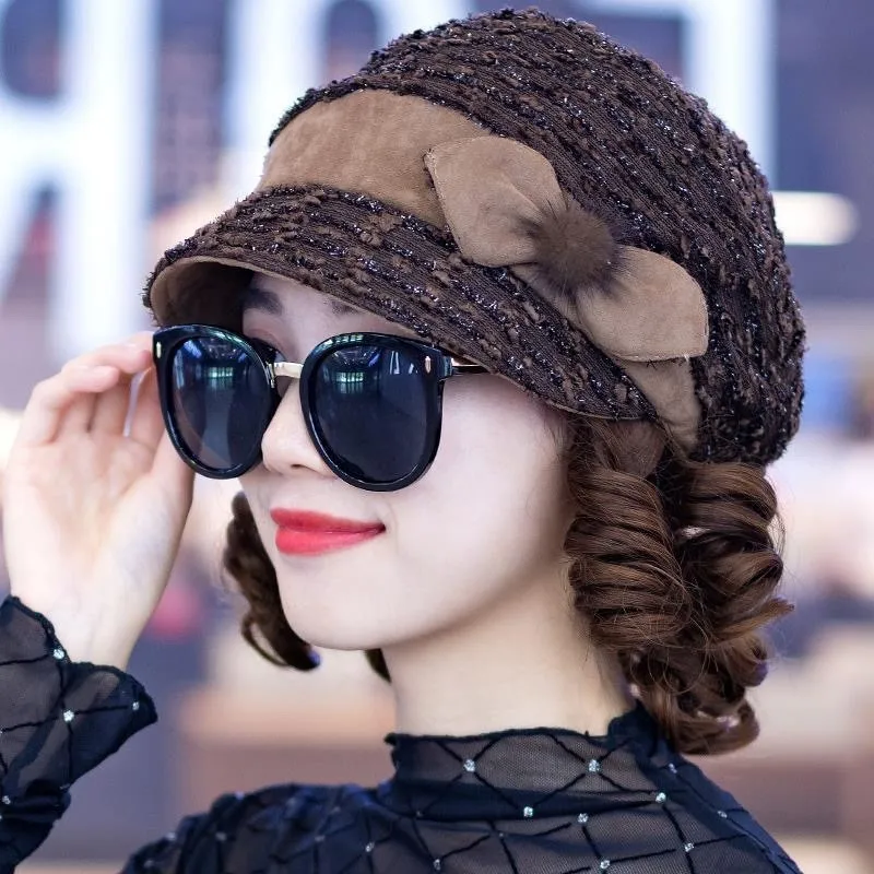 

Зимняя женская шапка с короткими вьющимися волосами