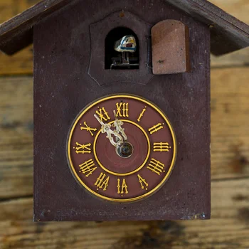 1pc Vintage Cuckoo Wall Clock Roman Numerals Artistic Design Home Decor Accurate Timekeeping Movement Retro Pendulum 1