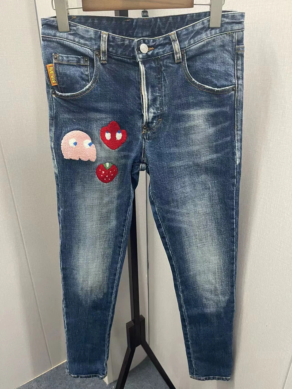 

2023 Spring/Summer New Fashion Men's Water Wash Worn Hole Patch Paint Embroidery Hand Sewn Small Feet Blue Jeans Men