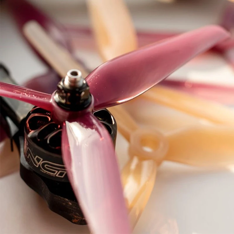 Hélices HQProp 3 pales 5130 montées sur un drone FPV, prêtes pour le vol.