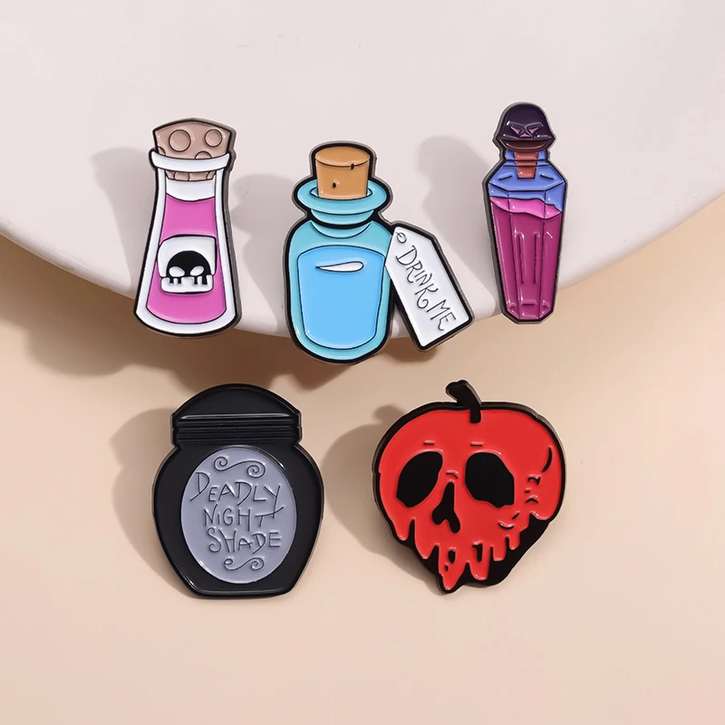 Zauberer Trank rote Schädel Brosche benutzer definierte dunkels ch warze Punk Metallic Abzeichen Emaille Pin Halloween Medaille Schmuck Großhandel