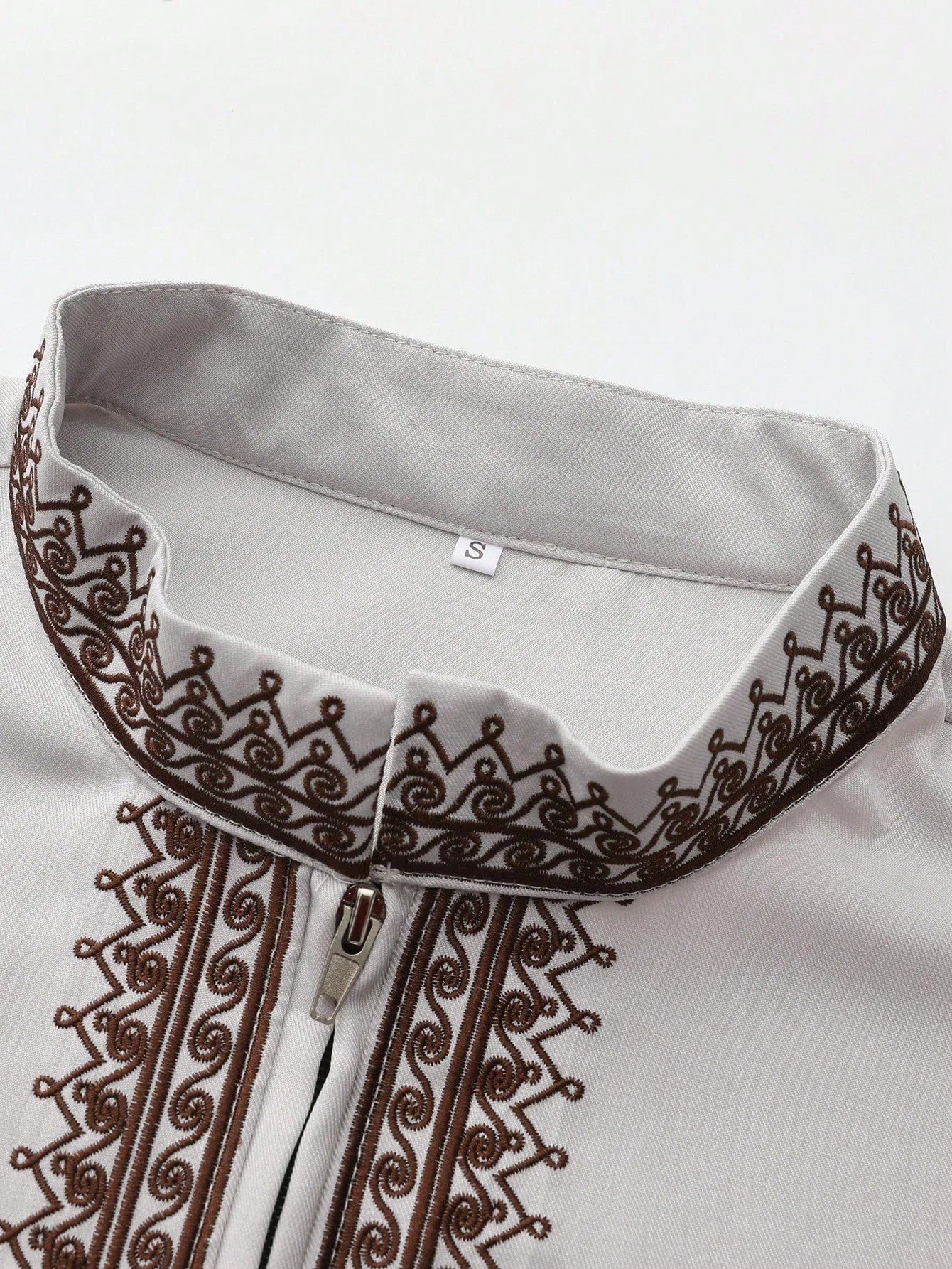 ثوب رجالي سعودي مطرز كم طويل