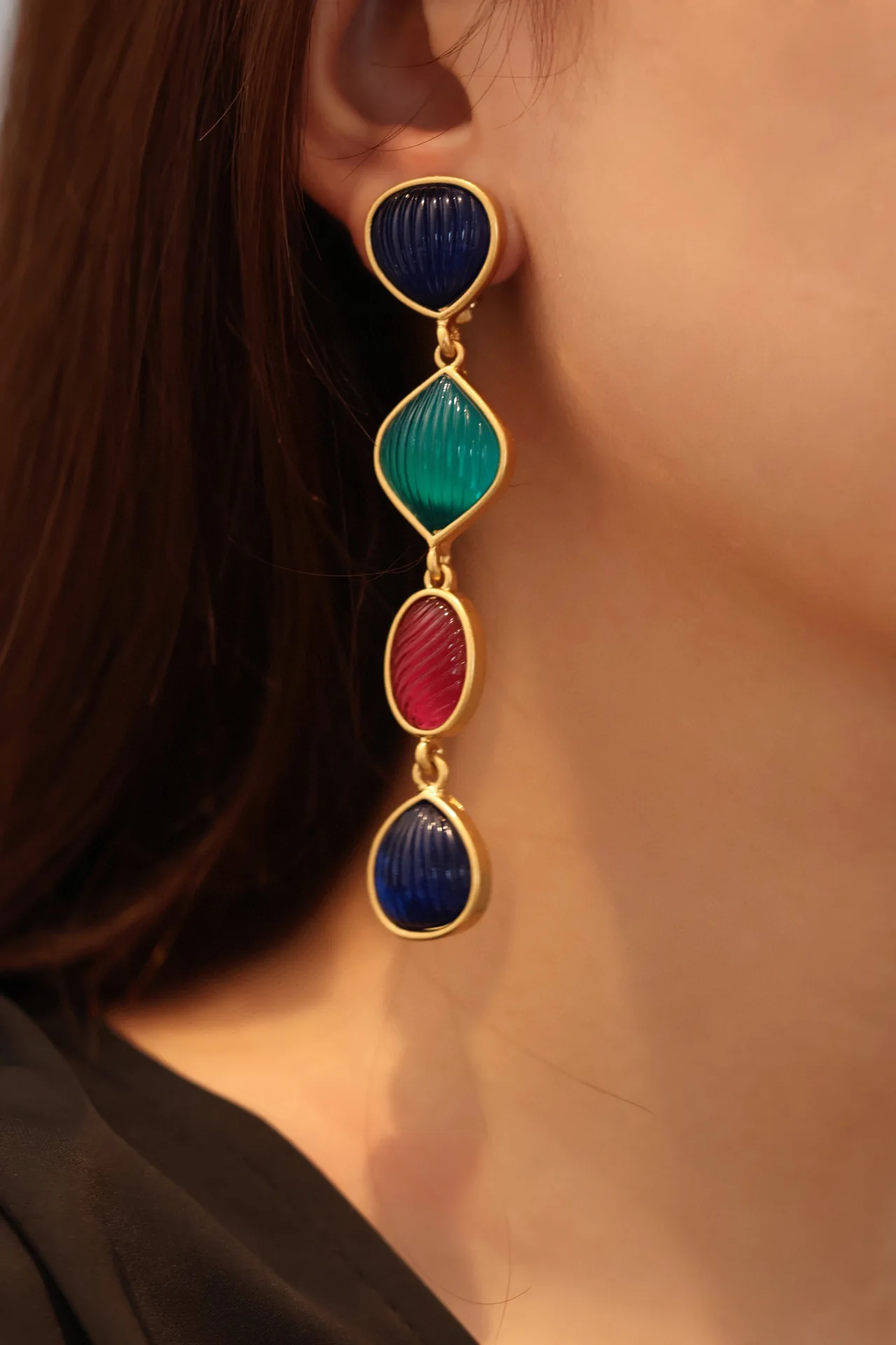 

Strong Vintage Fashion Jewelry Plated Ear Studs Resin Glass And Copper Made Clip Earrings For Women Top Fashion