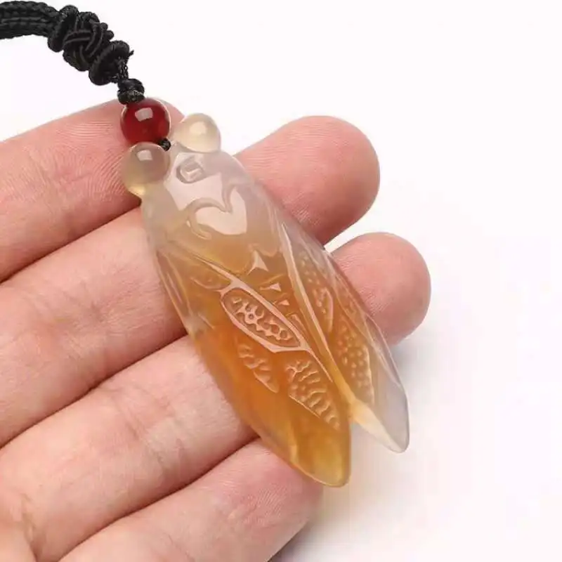 

Подвеска из халцедона с нефритовым цикадом для мужчин и женщин