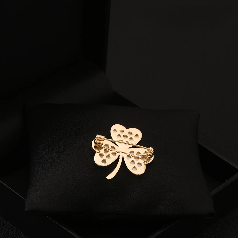 Simple Shell Lucky Grass Leaf Brooch Women's Suit Neckline Versatile Clothing Accessories Fashion Flower Pin Clip Jewelry Buckle