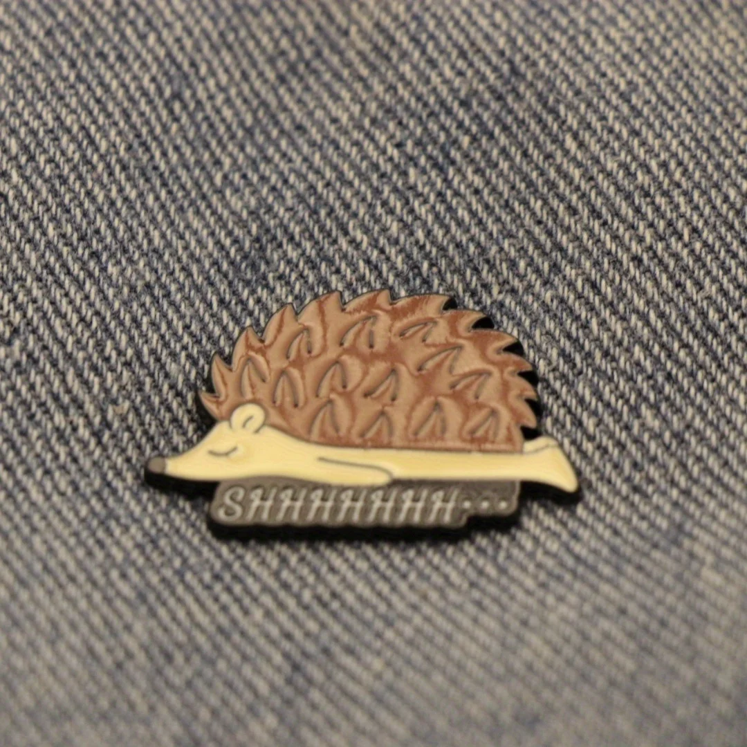 Einzigartige und spezielle Tier brosche mit Igel-Design, passend zu Kleidung und Rucksäcken für Männer und Frauen.