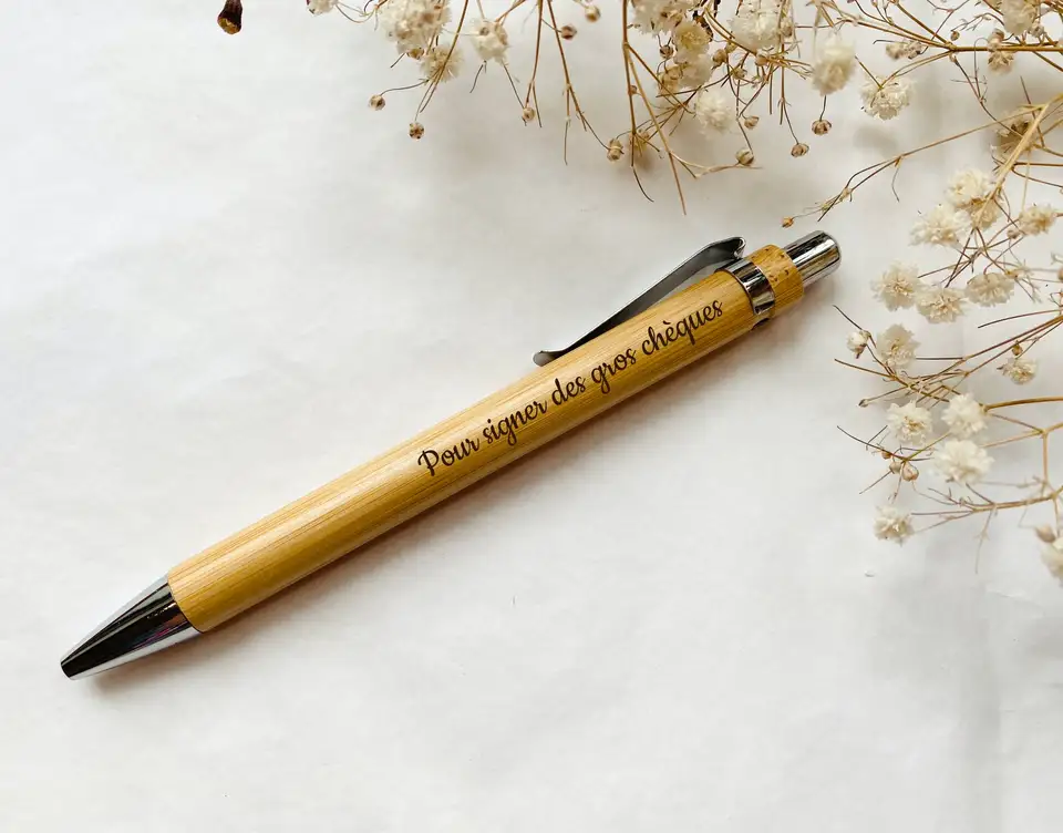 Penna In Bambù Personalizzabile Con Incisione Laser – Testo Fino A 20 Caratteri – Inchiostro Nero A Punta Fine – Regalo Ecologico