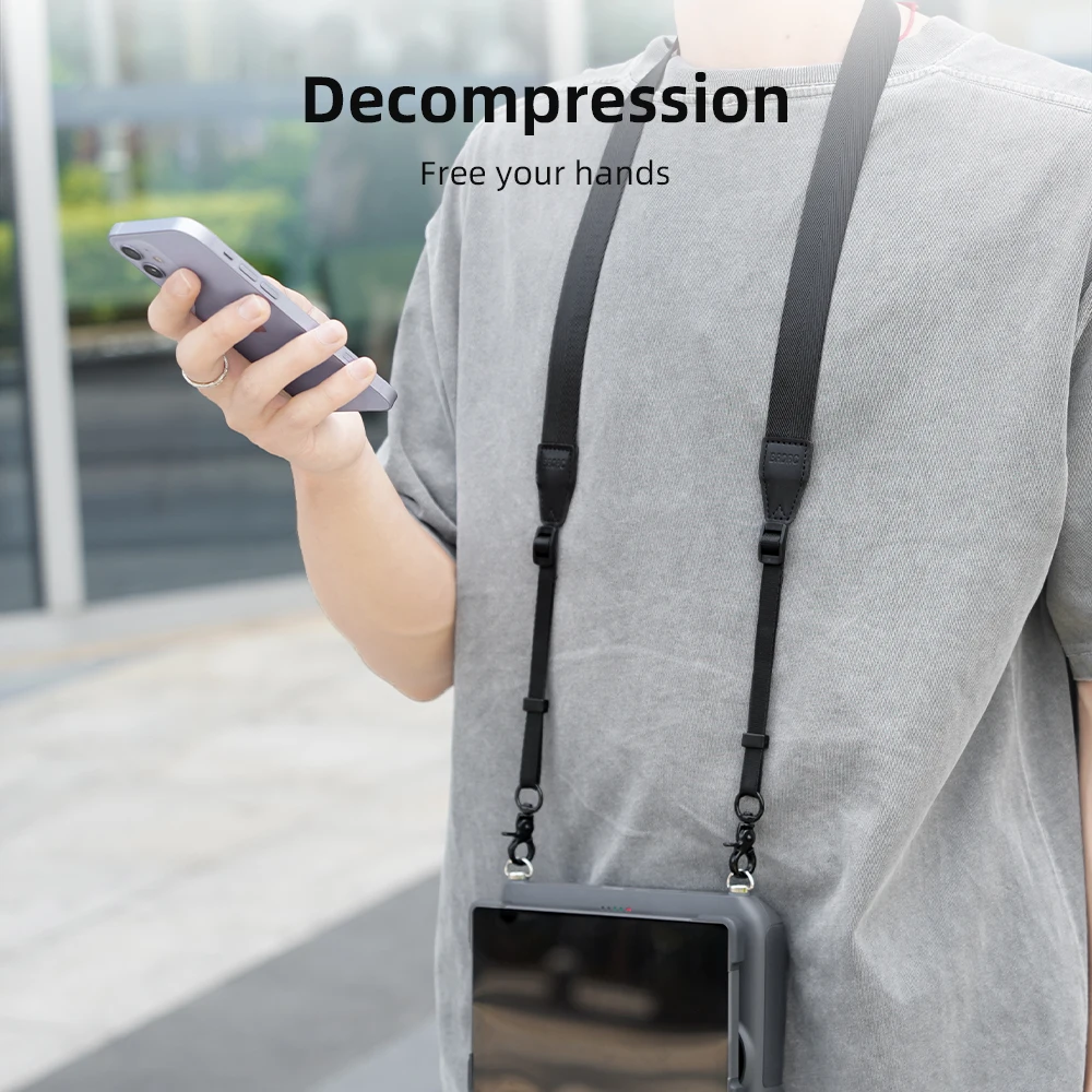Dragonne bleue pour télécommande de drone, portée autour du cou avec la télécommande en main.