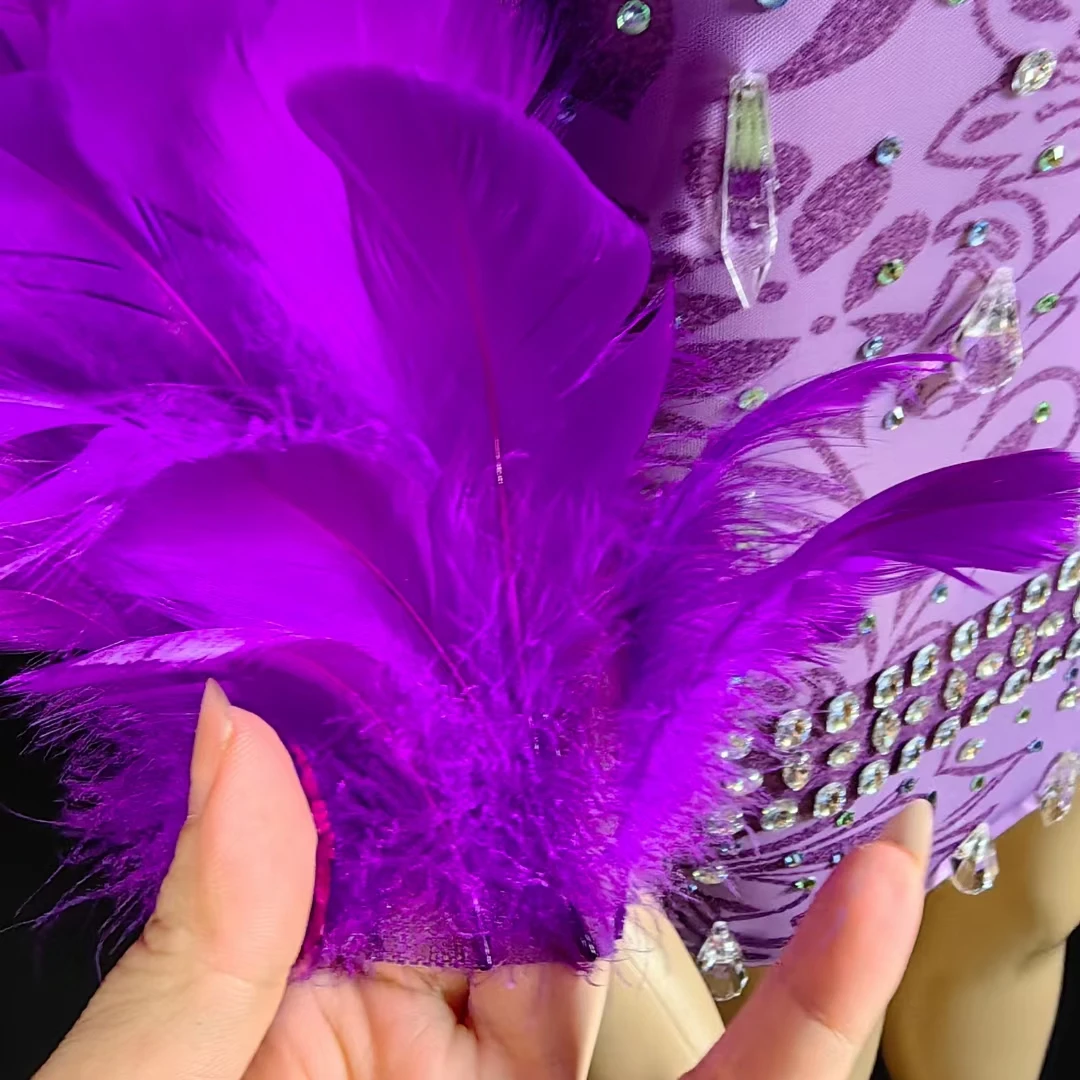 Рисунок 6 - Сексуальное прозрачное платье с кристаллами и перьями