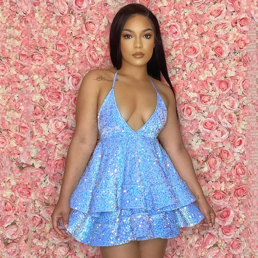 

Женское блестящее мини-платье на тонких бретельках с V-образным вырезом и открытой спиной